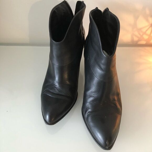B Makowsky Black Leather booties. - Picture 5 of 7